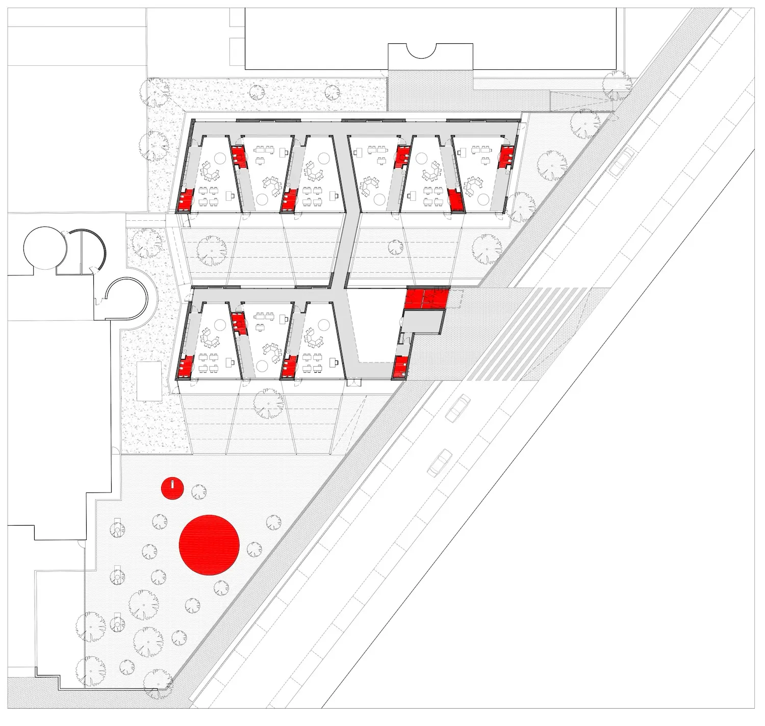 Planta arquitectónica con seis habitaciones rectangulares dispuestas en dos filas, cada una de ellas con entradas resaltadas en rojo. Las zonas circundantes presentan árboles, caminos y un gran círculo rojo en el espacio exterior inferior izquierdo.