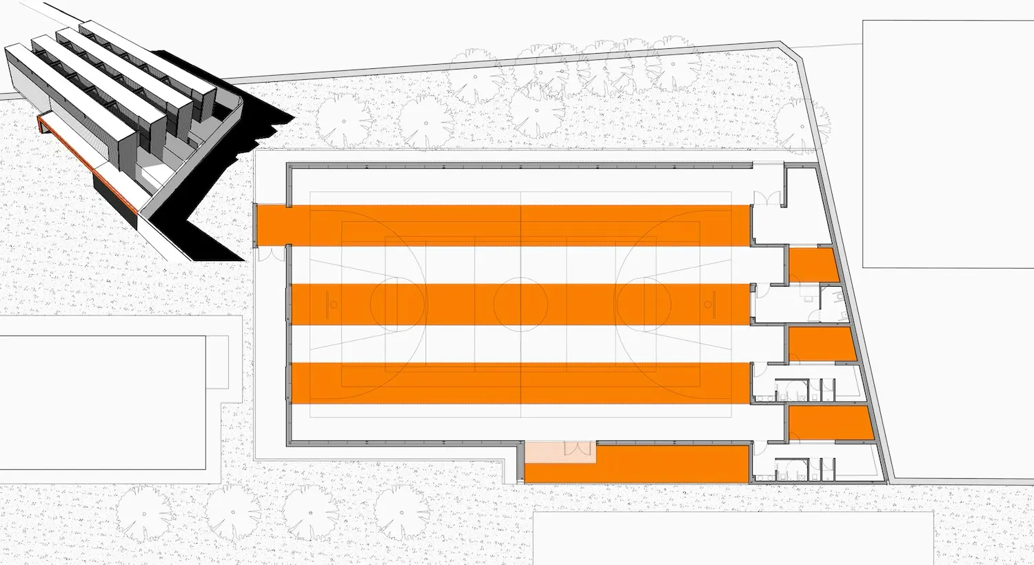 Plano arquitectónico que muestra una pista polideportiva cubierta rectangular en el centro, resaltada en naranja, con salas y pasillos adyacentes a lo largo de los lados derecho y superior; en el exterior se ven árboles y contornos de edificios.