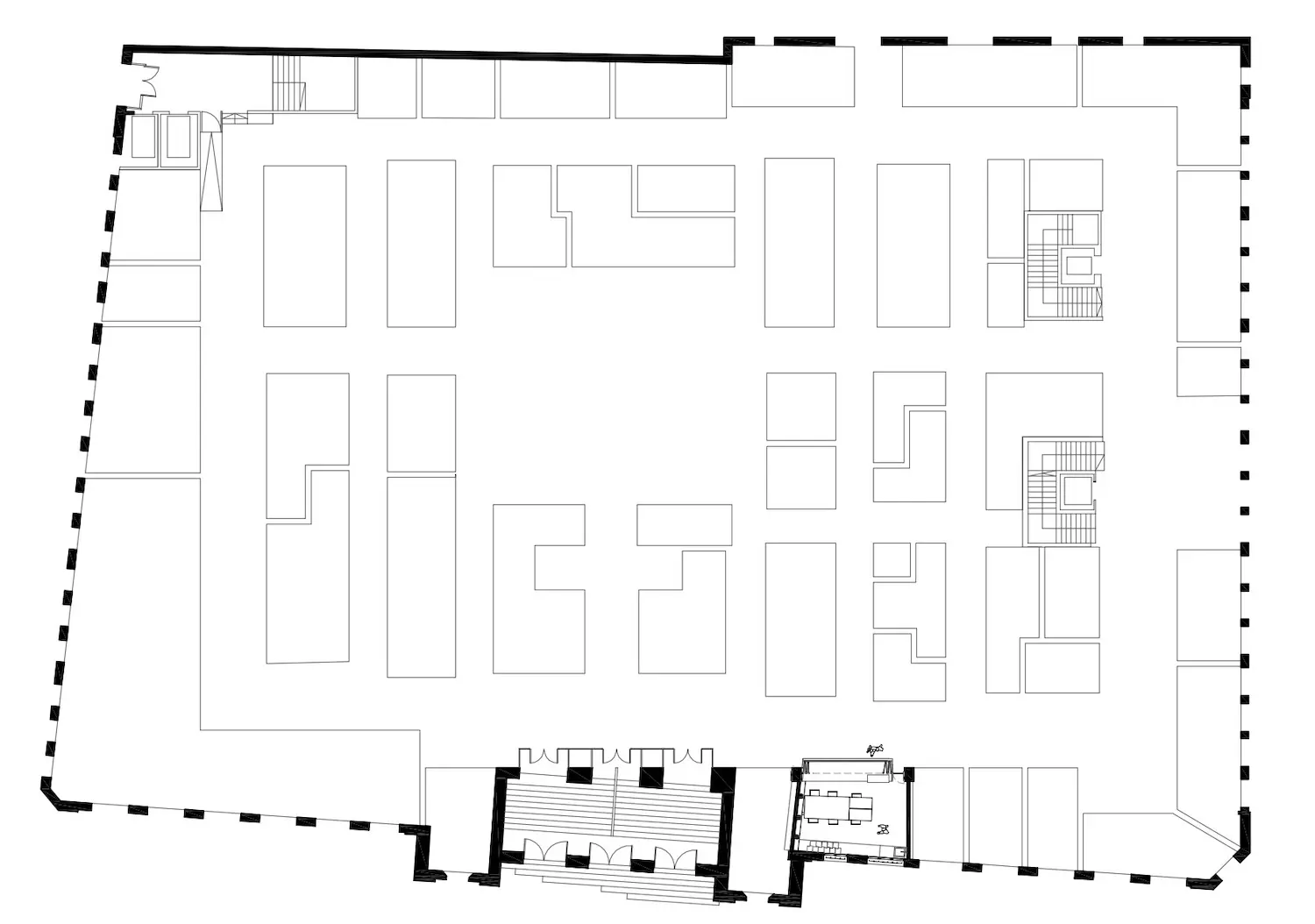 Plano arquitectónico en blanco y negro con múltiples habitaciones, pasillos, escaleras y espacios abiertos dispuestos alrededor de una zona central; la entrada principal se encuentra en la parte inferior central.
