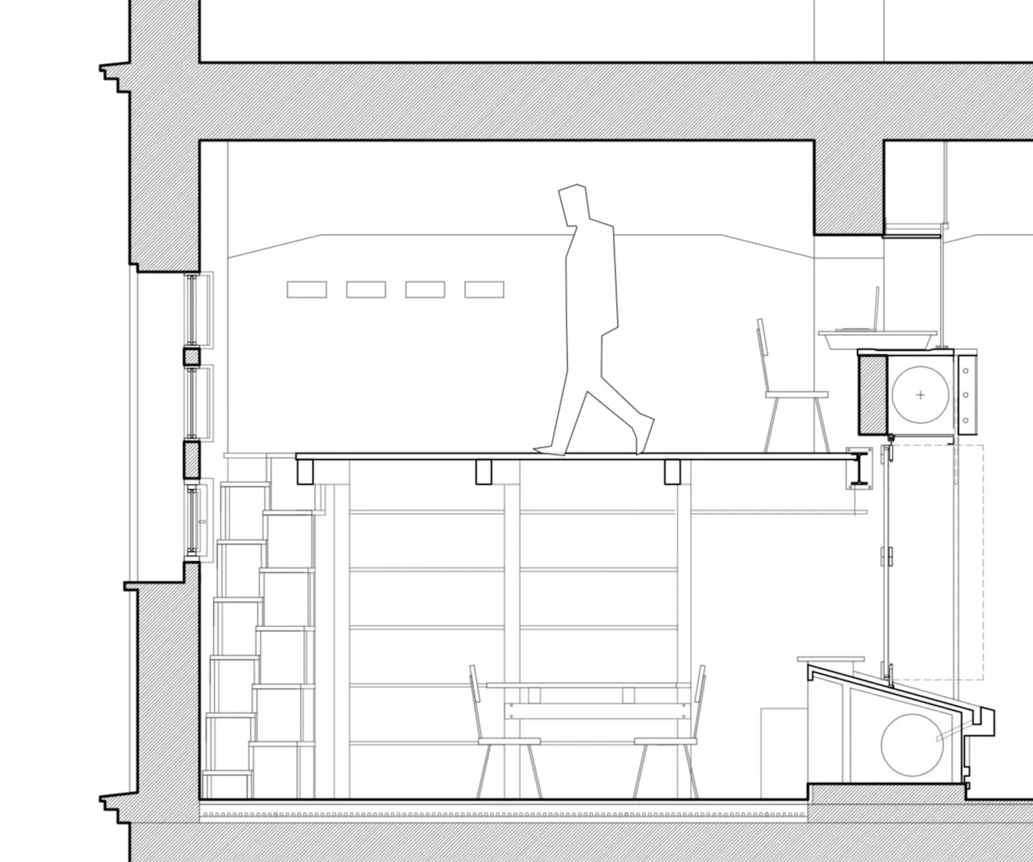 Dibujo de sección arquitectónica que muestra un espacio interior de dos niveles con una persona caminando por una plataforma superior, escaleras, estanterías y una zona de asientos con sillas y una mesa en el nivel inferior.