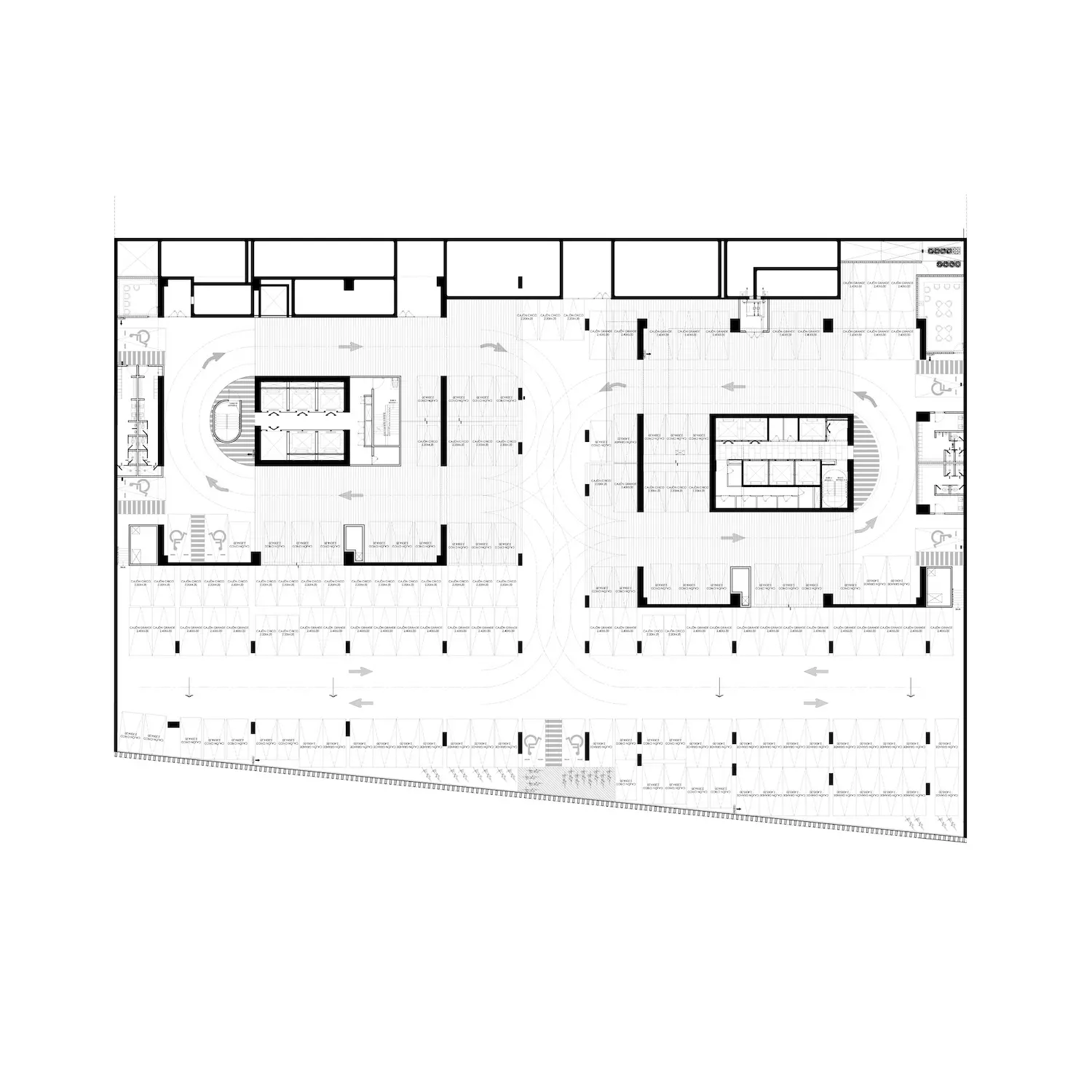 Plano arquitectónico en blanco y negro que muestra un gran aparcamiento con múltiples plazas, vías de circulación, ascensores, escaleras y varios cuartos de servicio distribuidos por todo el plano.