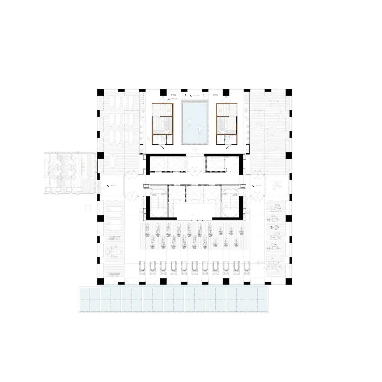 Planta arquitectónica que presenta una zona central abierta con dos espacios cuadrados y una piscina rectangular. Las estancias circundantes incluyen zonas para sentarse, salones privados y una sección acristalada cerrada en la parte inferior.