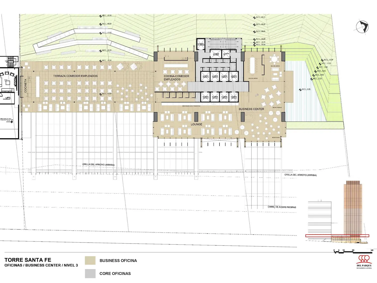 Plano arquitectónico del centro de negocios de Torre Santa Fe, en el que se muestran zonas etiquetadas como espacios de trabajo, sala de estar, salas de reuniones y terrazas al aire libre, con disposición del mobiliario y un diagrama del emplazamiento en la esquina inferior derecha.