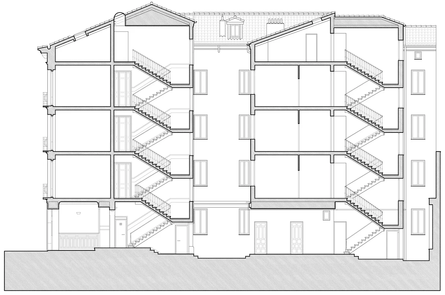 Sección arquitectónica transversal de un edificio residencial de varios pisos, que muestra habitaciones interiores, escaleras, puertas, ventanas, paredes y detalles de los cimientos. La estructura tiene varias plantas y un tejado de tejas.