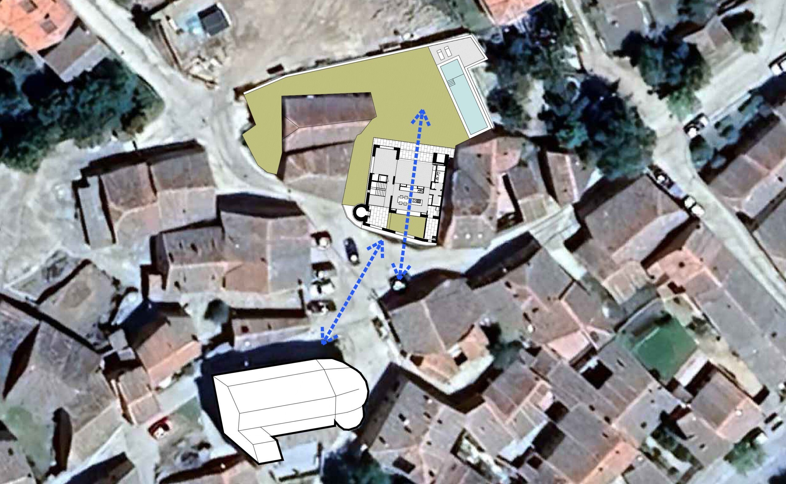Vista por satélite de un pueblo con planos arquitectónicos superpuestos, flechas que indican las vías de circulación entre un edificio con tejado curvo y un solar rectangular con planos de planta y una zona exterior.