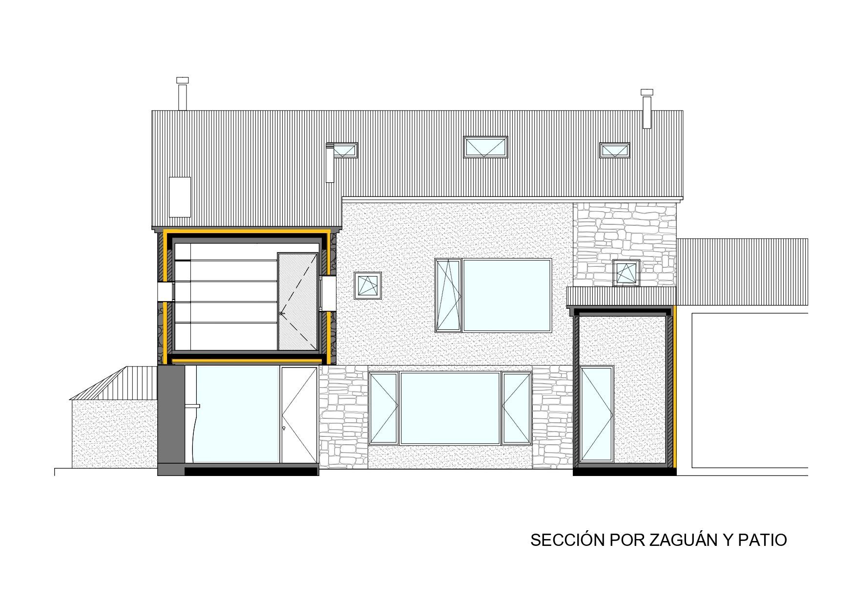 Sección arquitectónica de una casa de dos plantas en la que se muestran los espacios interiores, las ventanas y los detalles estructurales. En la parte inferior derecha aparece el texto "SECCIÓN POR ZAGUÁN Y PATIO".
